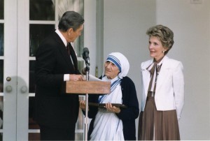 Mother Teresa with the US President Reagan - Mother Teresa Facts For Kids